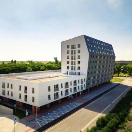 New Air-Conditioned Apartment 5 Minutes By Walk From The Airport With Free Garage Parking Pozsony Kültér fotó