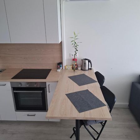 New Air-Conditioned Apartment 5 Minutes By Walk From The Airport With Free Garage Parking Pozsony Kültér fotó