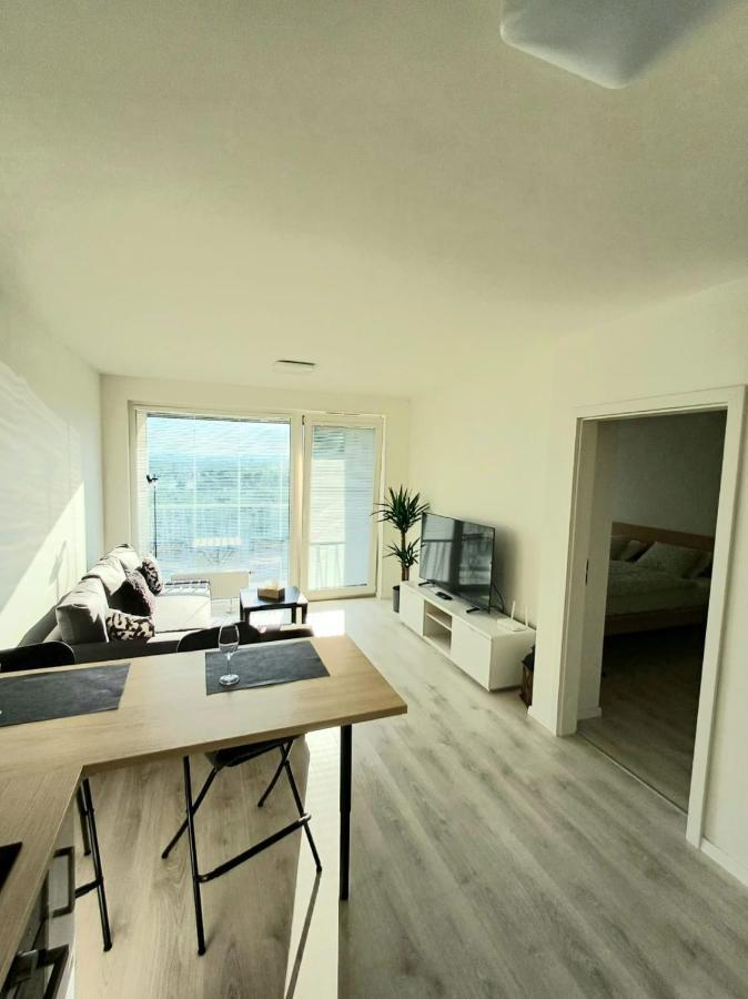 New Air-Conditioned Apartment 5 Minutes By Walk From The Airport With Free Garage Parking Pozsony Kültér fotó