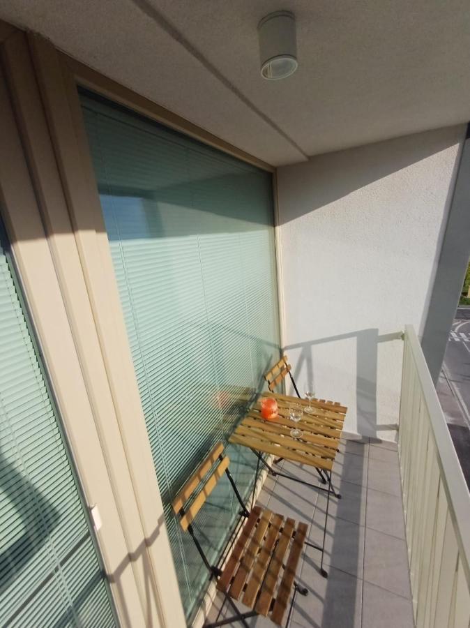 New Air-Conditioned Apartment 5 Minutes By Walk From The Airport With Free Garage Parking Pozsony Kültér fotó