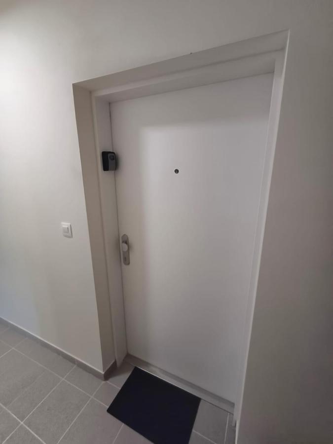 New Air-Conditioned Apartment 5 Minutes By Walk From The Airport With Free Garage Parking Pozsony Kültér fotó