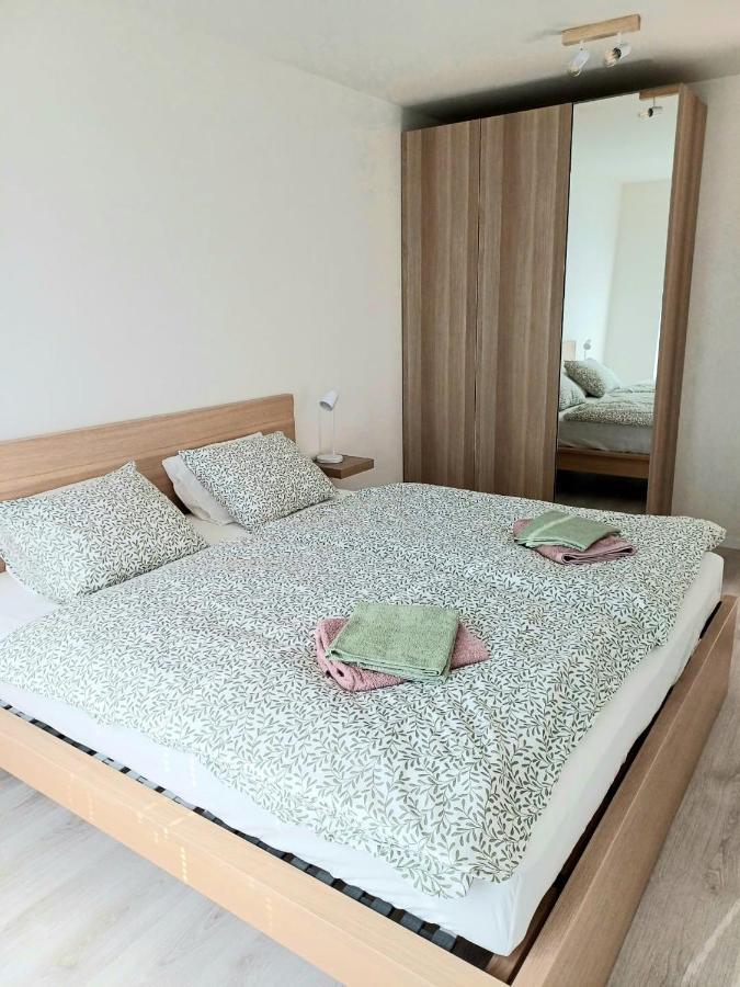 New Air-Conditioned Apartment 5 Minutes By Walk From The Airport With Free Garage Parking Pozsony Kültér fotó
