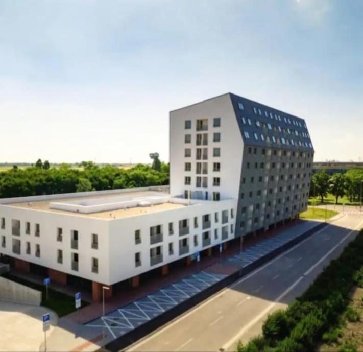 New Air-Conditioned Apartment 5 Minutes By Walk From The Airport With Free Garage Parking Pozsony Kültér fotó
